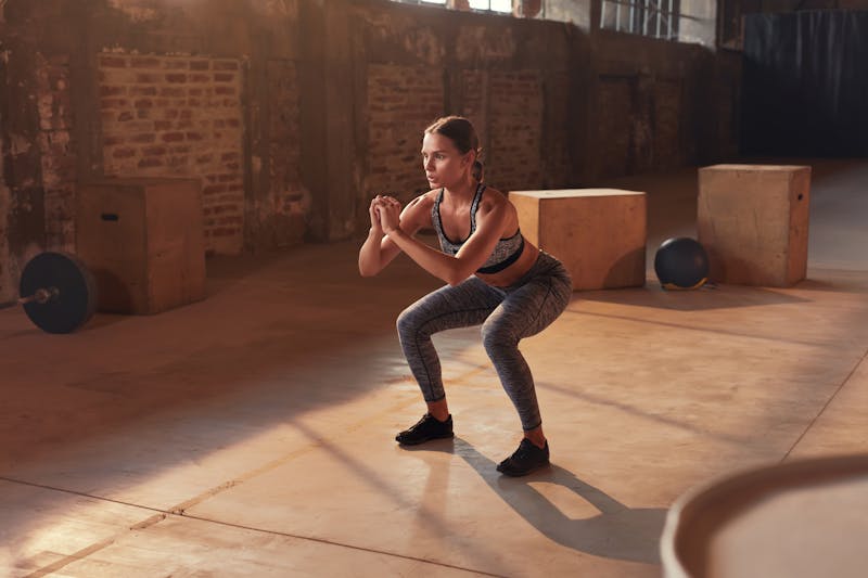 Vrouw die squats doet in sportschool