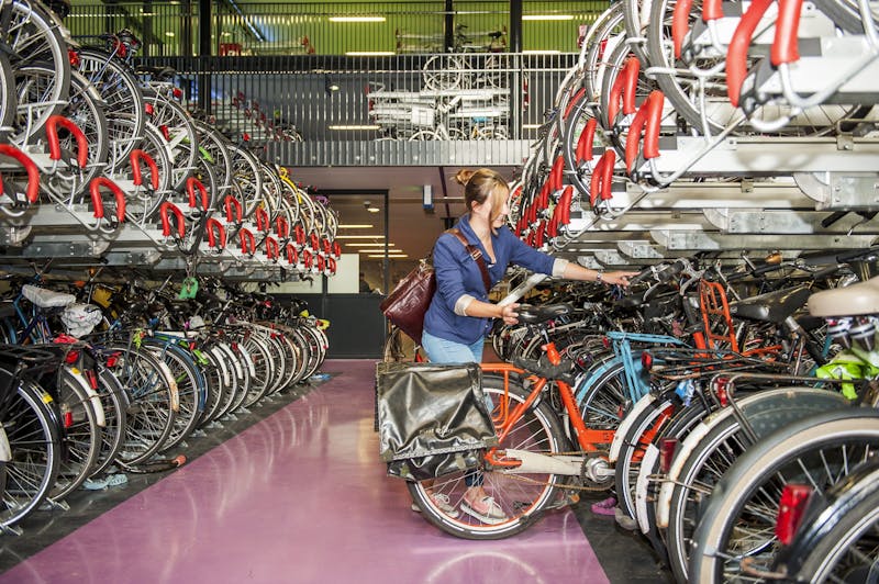 Fietsenstalling bij een treinstation