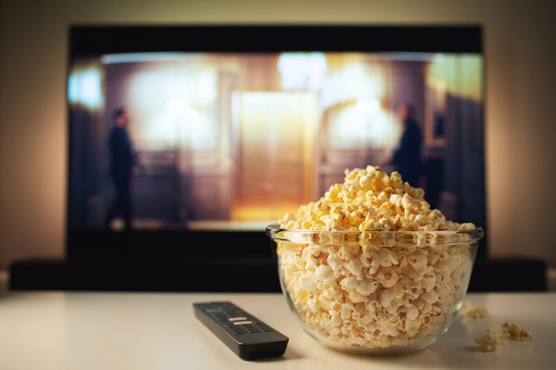 Tv kijken met een bak popcorn