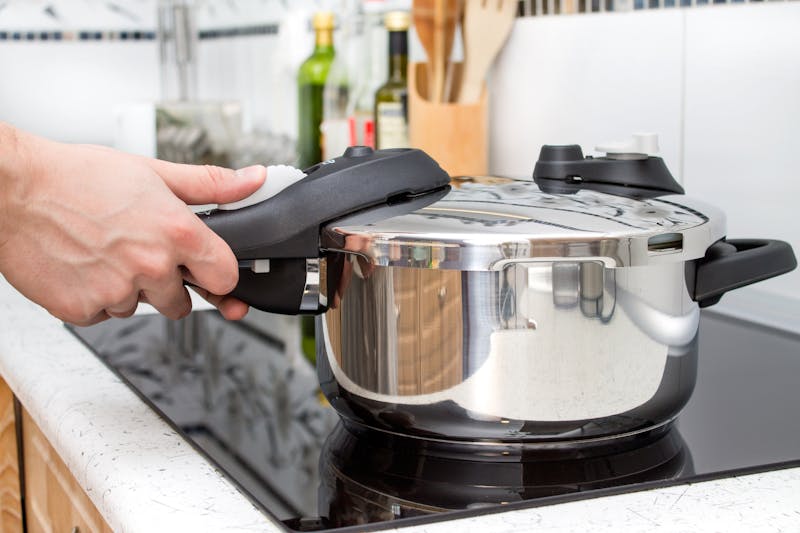 Snelkookpan vergrendelen voor het koken