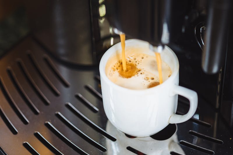 Een vers kopje koffie uit de machine