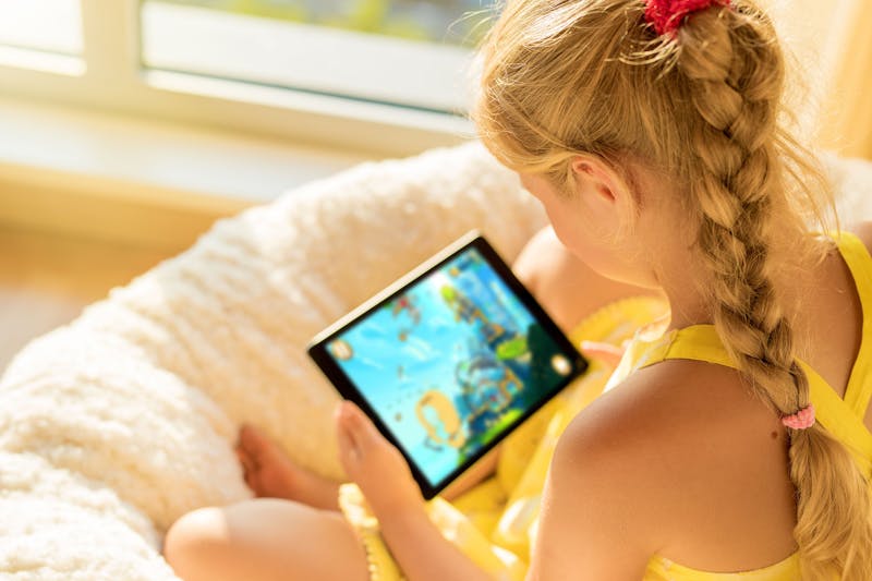 Meisje speelt game op een tablet