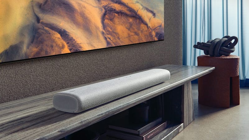 Witte soundbar van Samsung op een meubel.