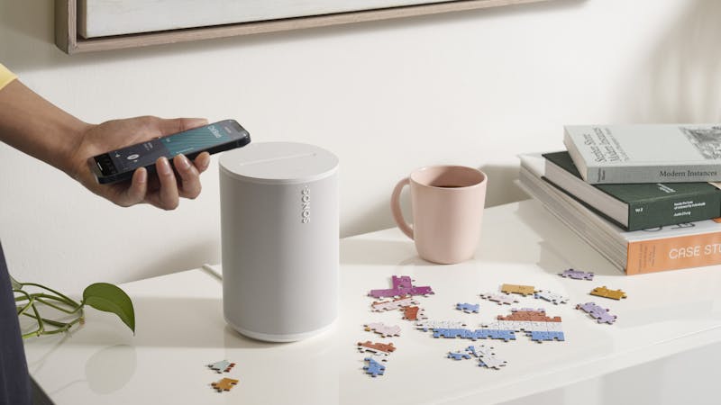 Sonos Era 100-speaker wordt bediend met een smartphone.