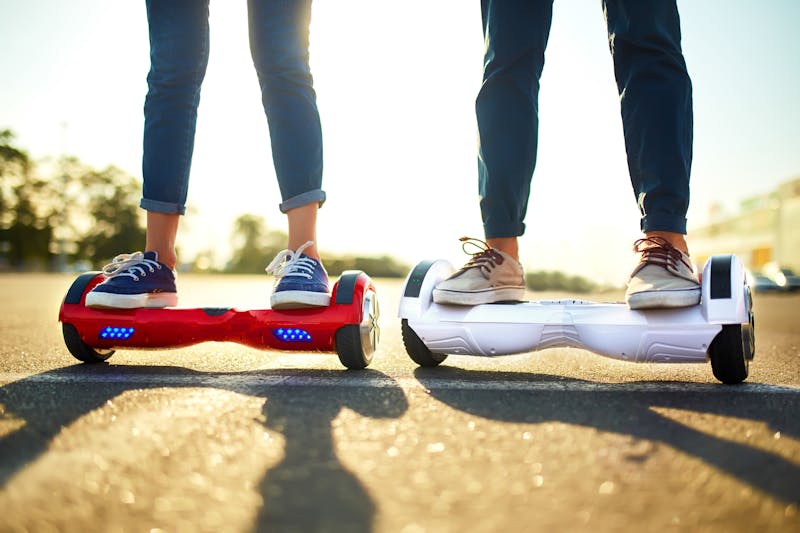 Kinderen op een hoverboard