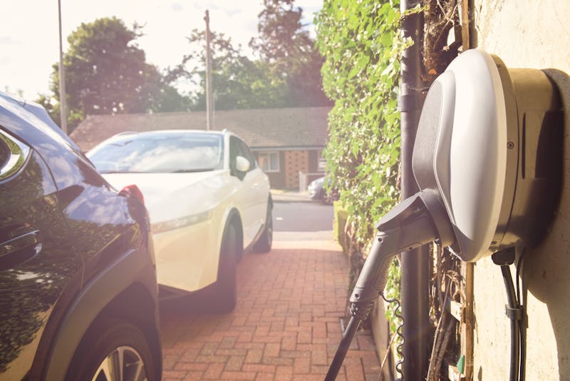 Elektrische auto thuis aan oplader