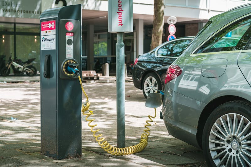 Auto aan publieke laadpaal