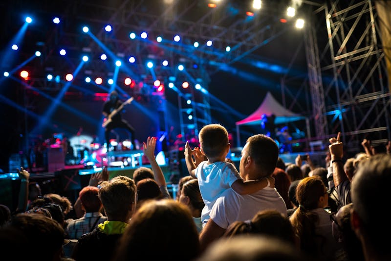 Jongen met zijn vader bij een concert