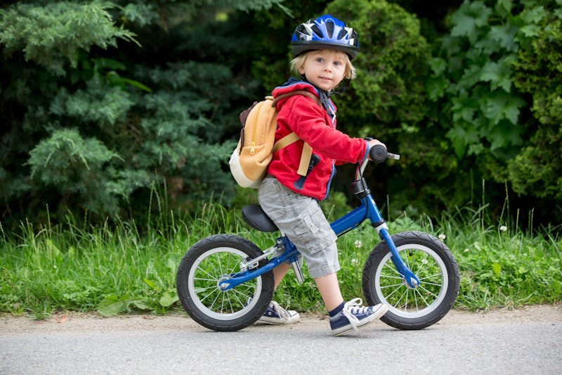 Kind op loopfiets