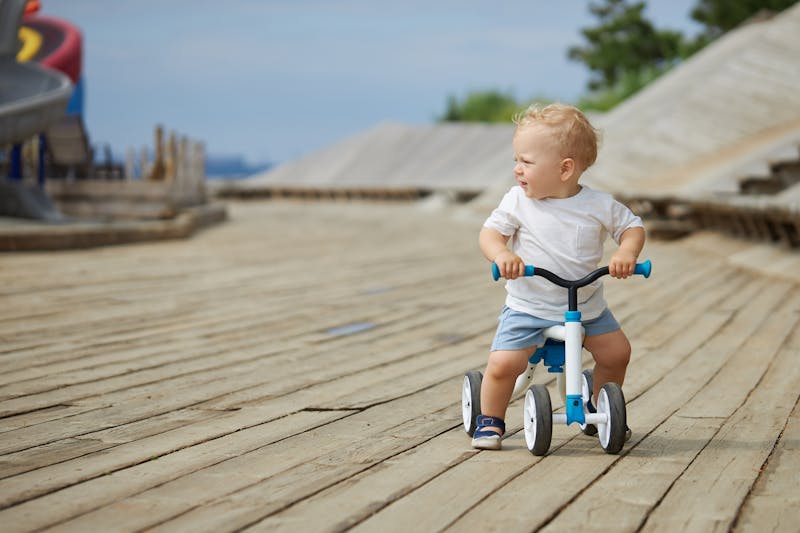 Klein kindje op loopfiets