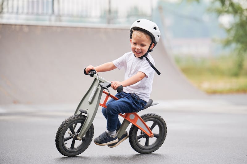 Jongen op loopfiets