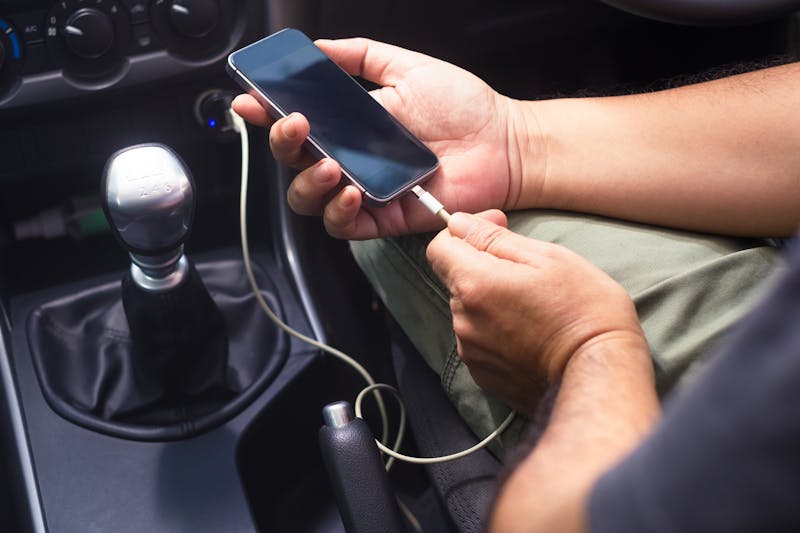 Telefoon opladen in de auto