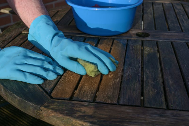 Houten tuintafel schoonmaken