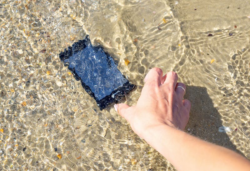 Smartphone die in zee gevallen is