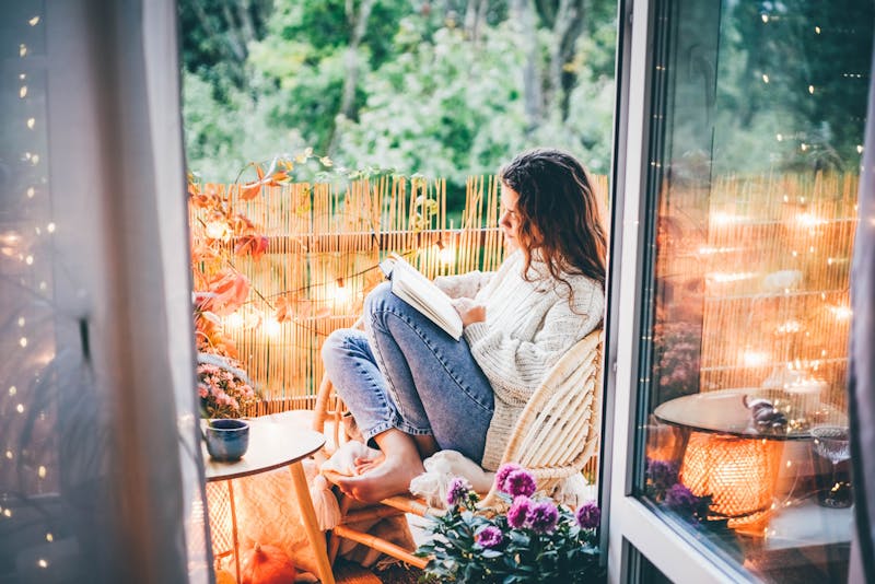 Lezen op een balkon