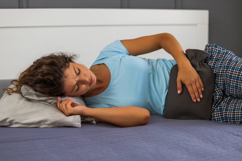 Vrouw met buikpijn door menstruatie