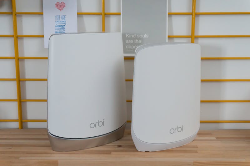 De Netgear Orbi RBK763s naast de RBK753.