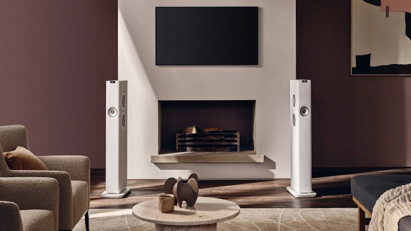 De LS60 Wireless van KEF opgesteld rond een schouw.