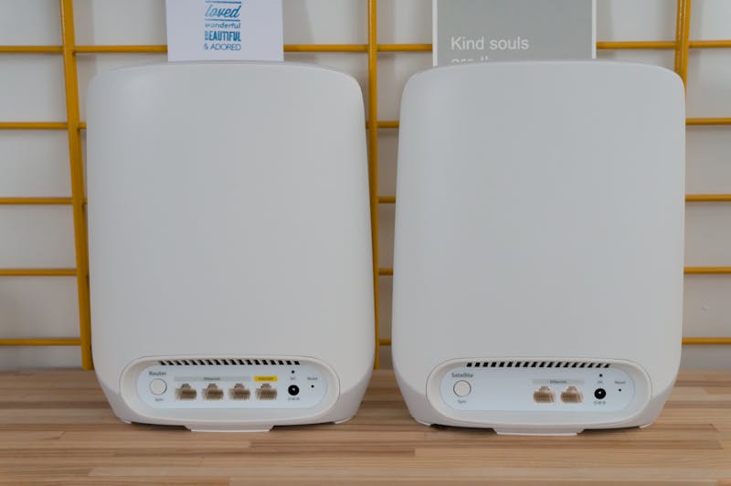 De router van de Netgear Orbi RBK763s heeft vier netwerkaansluitingen, de satelliet heeft er twee.