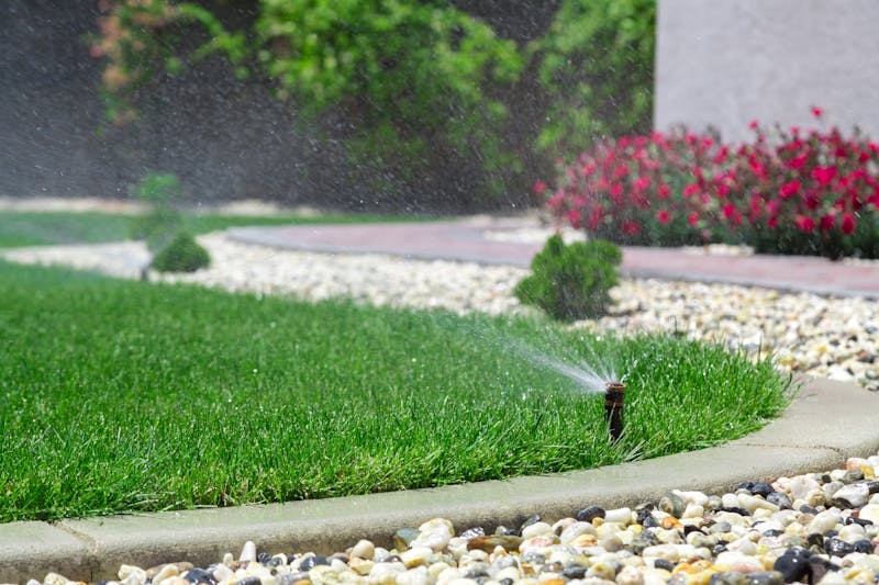 Gras besproeien met sprinkler