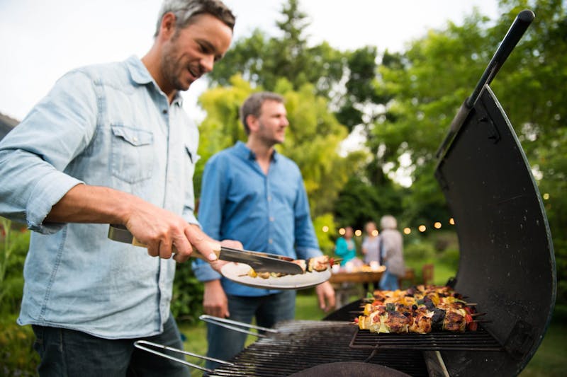 Twee mannen aan de barbecue