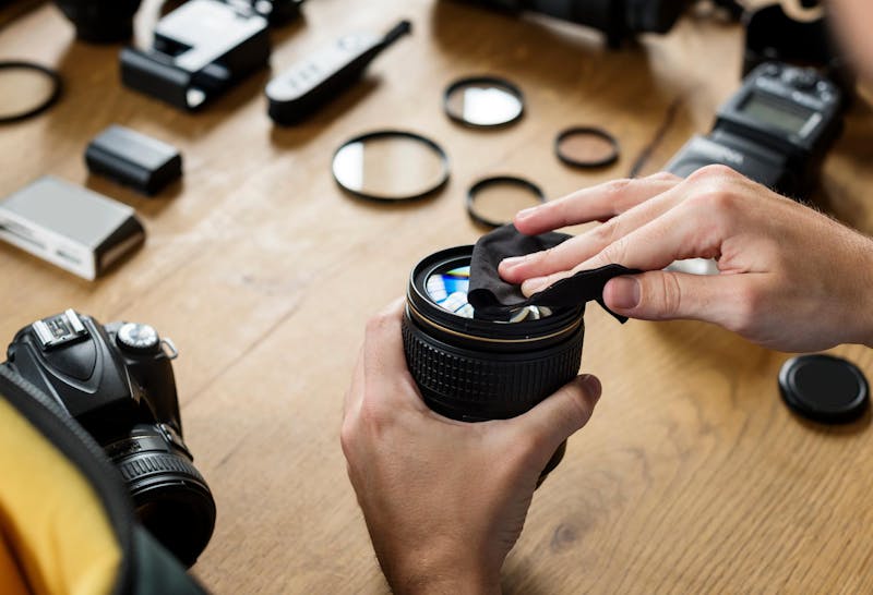 Lens schoonmaken met microvezeldoekje