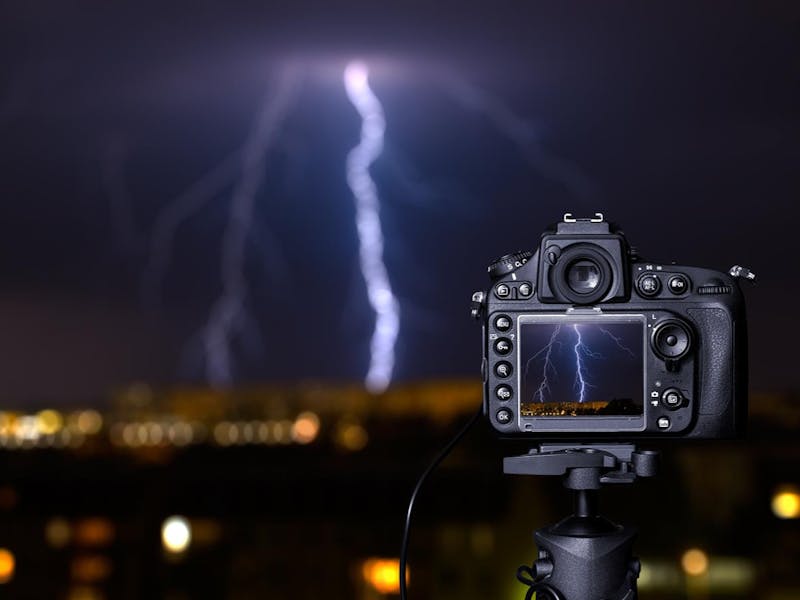 camera op statief met bliksem onweer