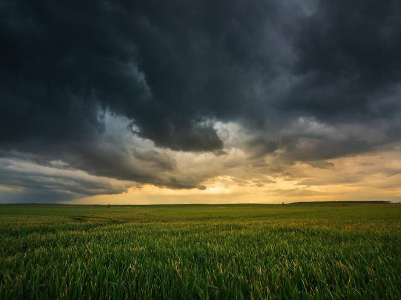 donkere wolken kunnen duiden op onweer