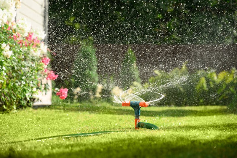 Zwenksproeier om de tuin water te geven