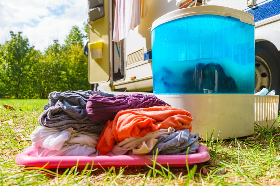 Met je campingwasmachine schoon en fris de vakantie door