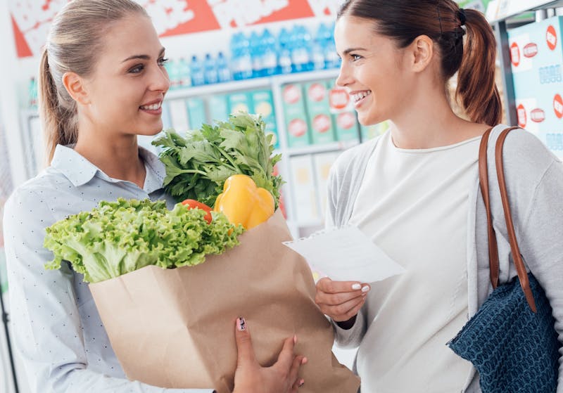 Twee vrouwen doen samen boodschappen