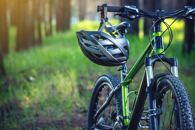 fietshelm die aan een mountainbike hangt