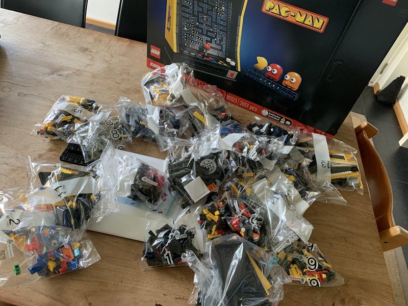 2651 LEGO-stenen komen per bouwfase gesorteerd