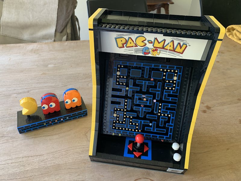 LEGO 10323 Pac-Man met ernaast de topset op een tafel