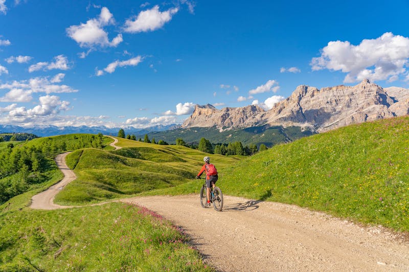 Vrouw op e-mountainbike in berglandschap