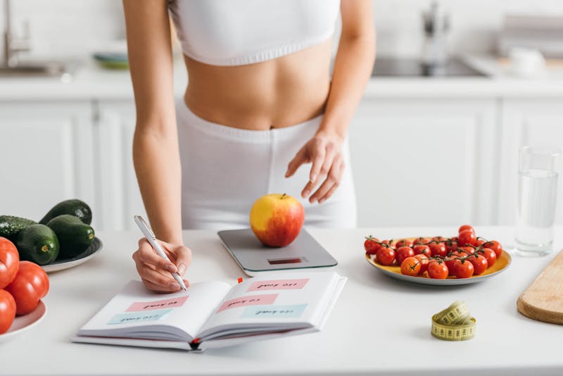 Vrouw die bijhoudt wat ze eet