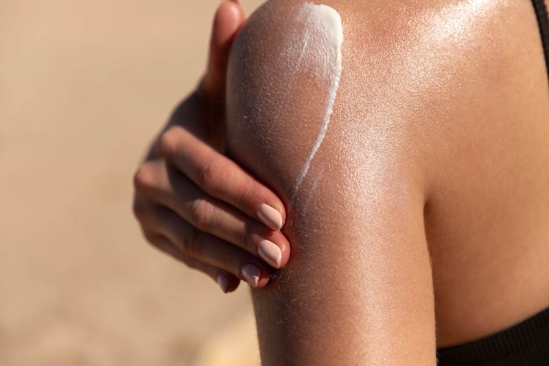 Vrouw die haar schouders insmeert