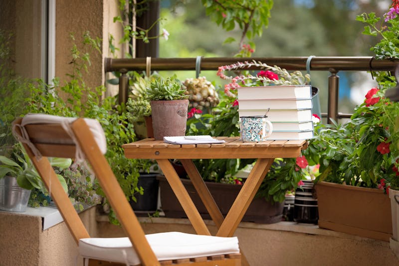 Lezen op zomers balkon