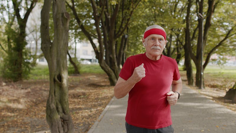 Man hardlopen met oortjes in