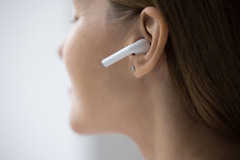 Vrouw met in-ear koptelefoon