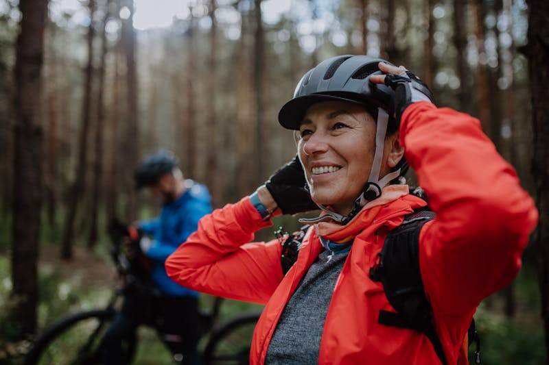 Vrouw met fietshelm