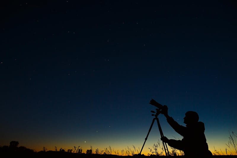 Camera op statief in de nacht