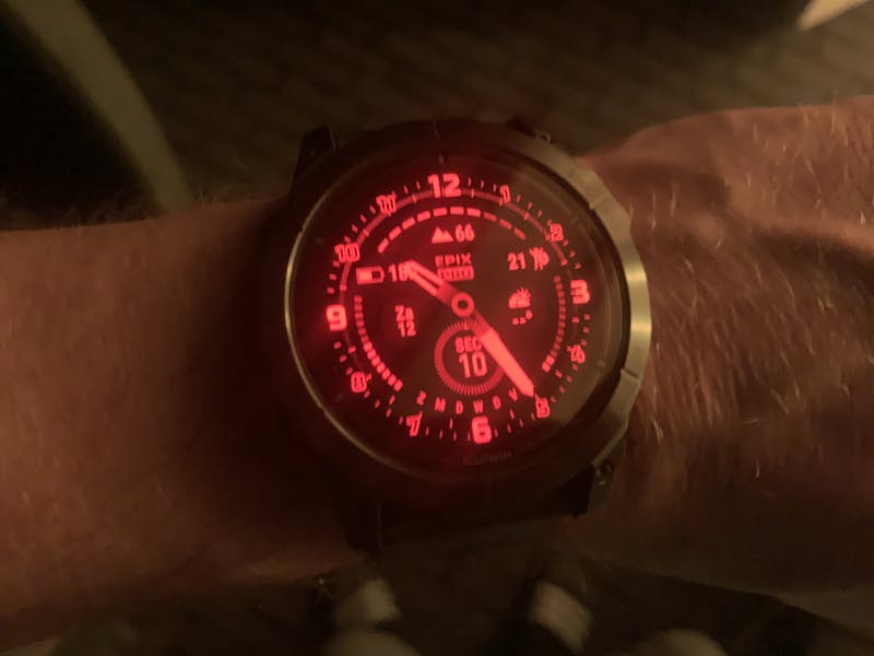 Het scherm van de Garmin Epix Pro in red-shift mode in de nacht.