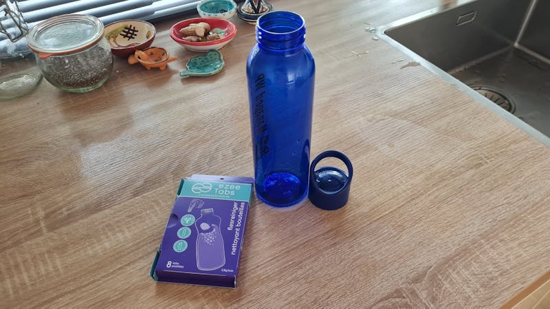 De drinkflesreiniger van EzeeTabs bij een plastic drinkfles