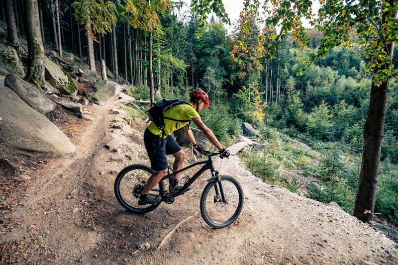 Man op mountainbike in het bos