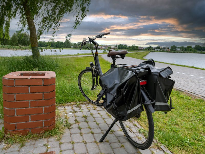 E-bike in Nederlands landschap met dramatische wolkenlucht