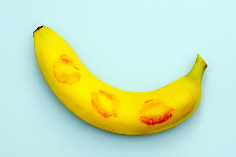 Banaan met kusjes van lippenstift