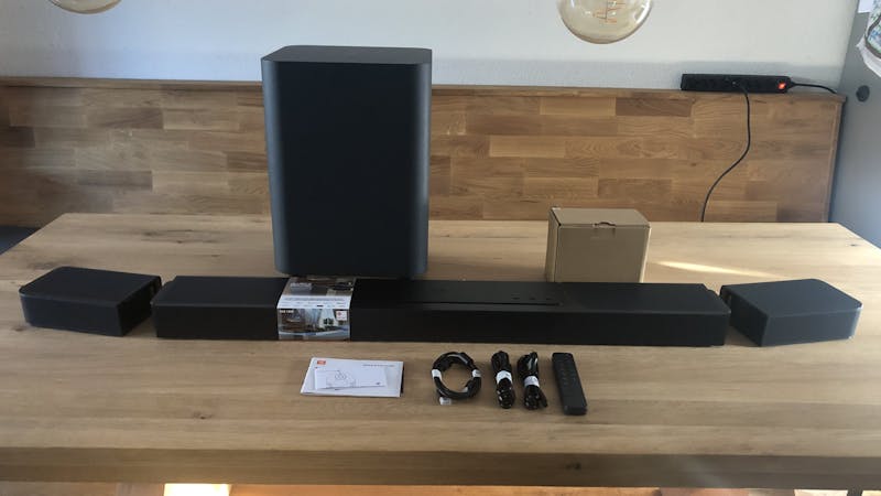 Soundbar, subwoofer, surroundspeakers en kabels