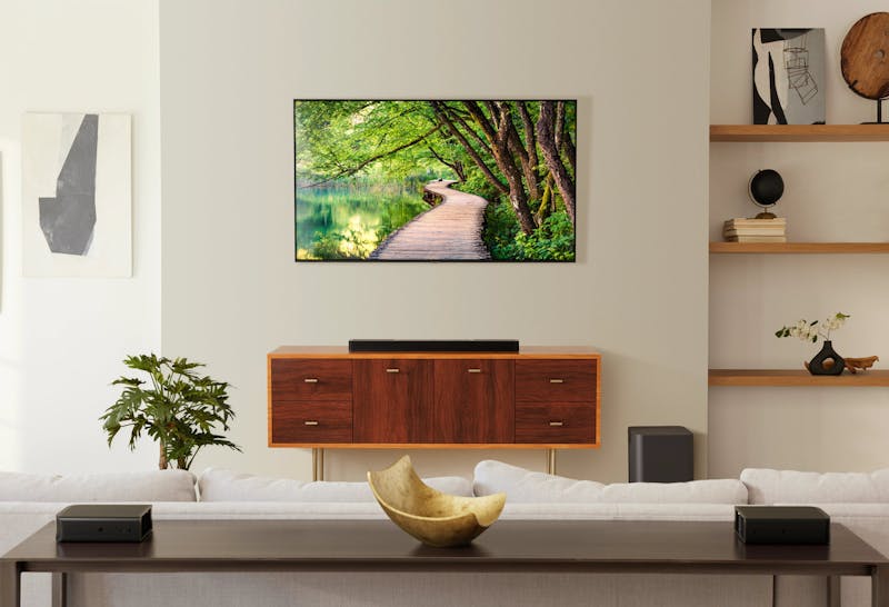 Soundbar, surroundspeakers en subwoofer in woonkamer