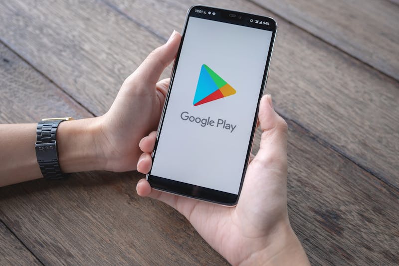 Man houdt telefoon vast met Google Play